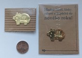 /foto/katalog/n-pf_zlate_mosazne_prasatko_prasiatko_do_penezenky_novorocenka_karton(1).jpg