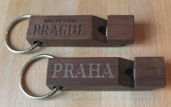 Dřevěná píšťalka hranatá - suvenýr Praha
